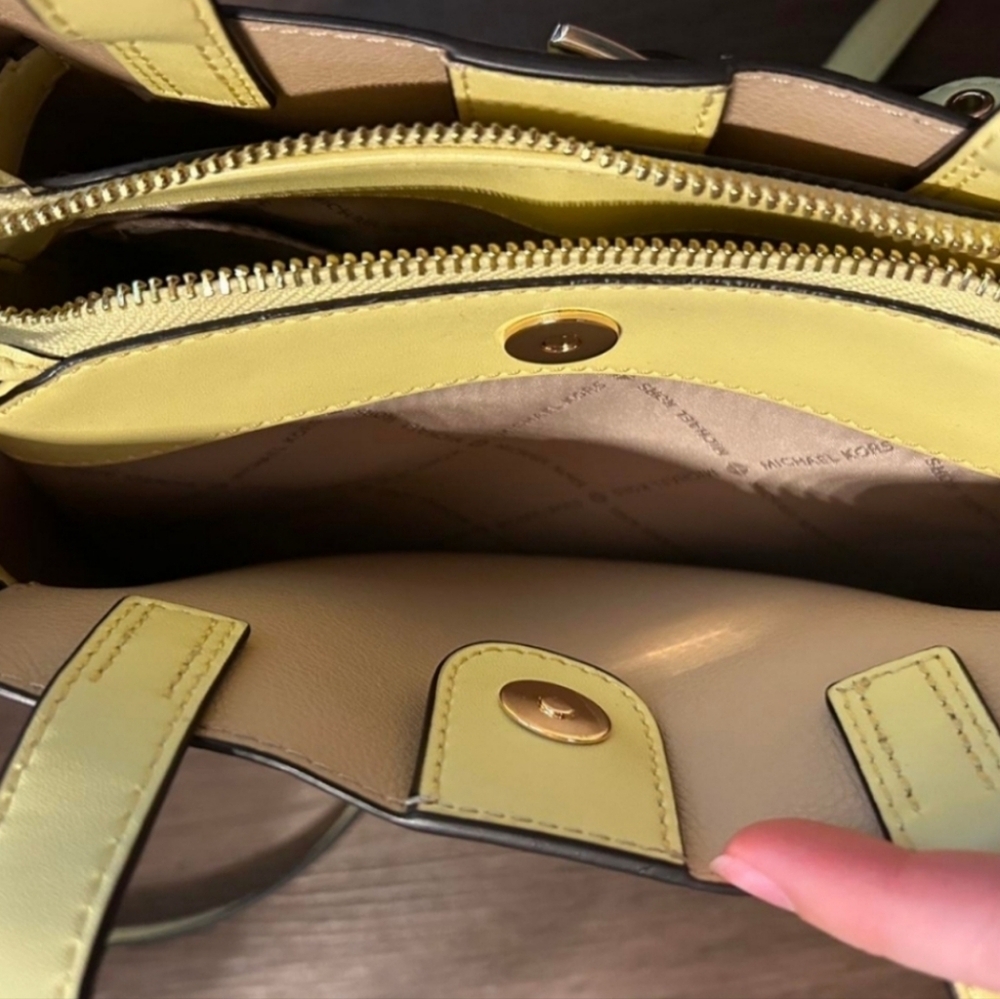 Micheal kors bag - Picture 4 of 5